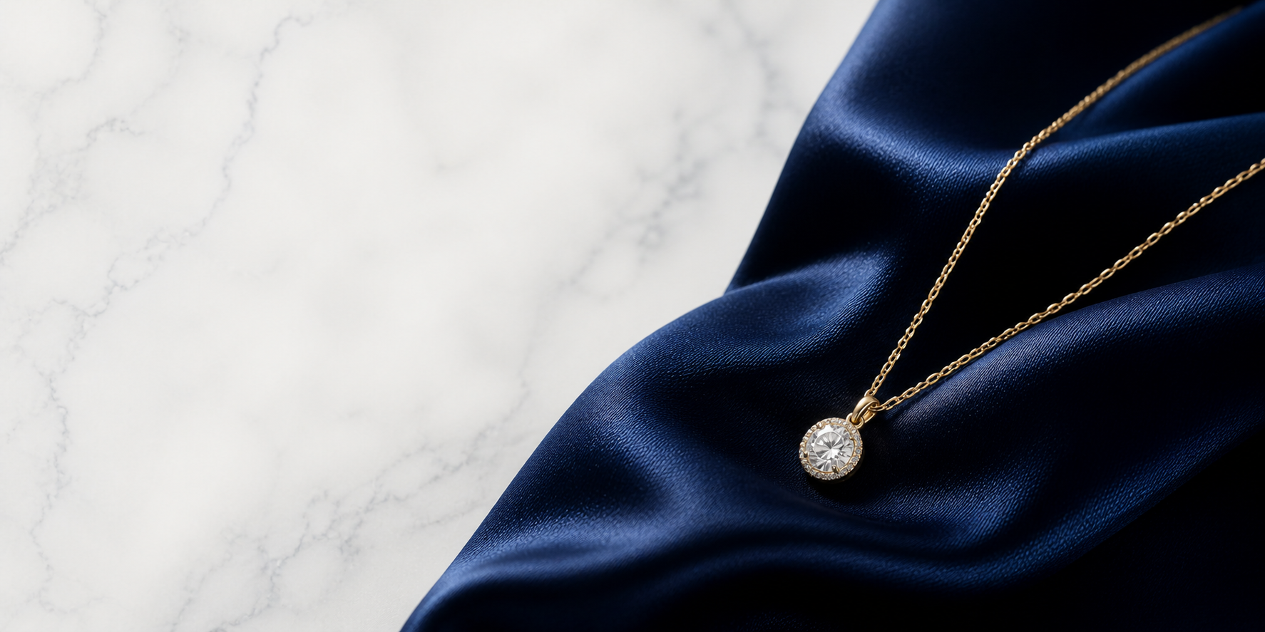 Collier VELORA doré sur satin bleu marine